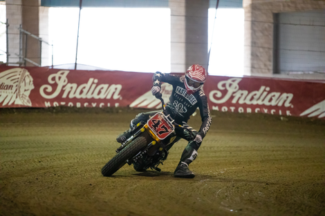 Illustration for article titled What I Learned Riding a 1200cc Motorbike With No Front Brake on a Dirt Track